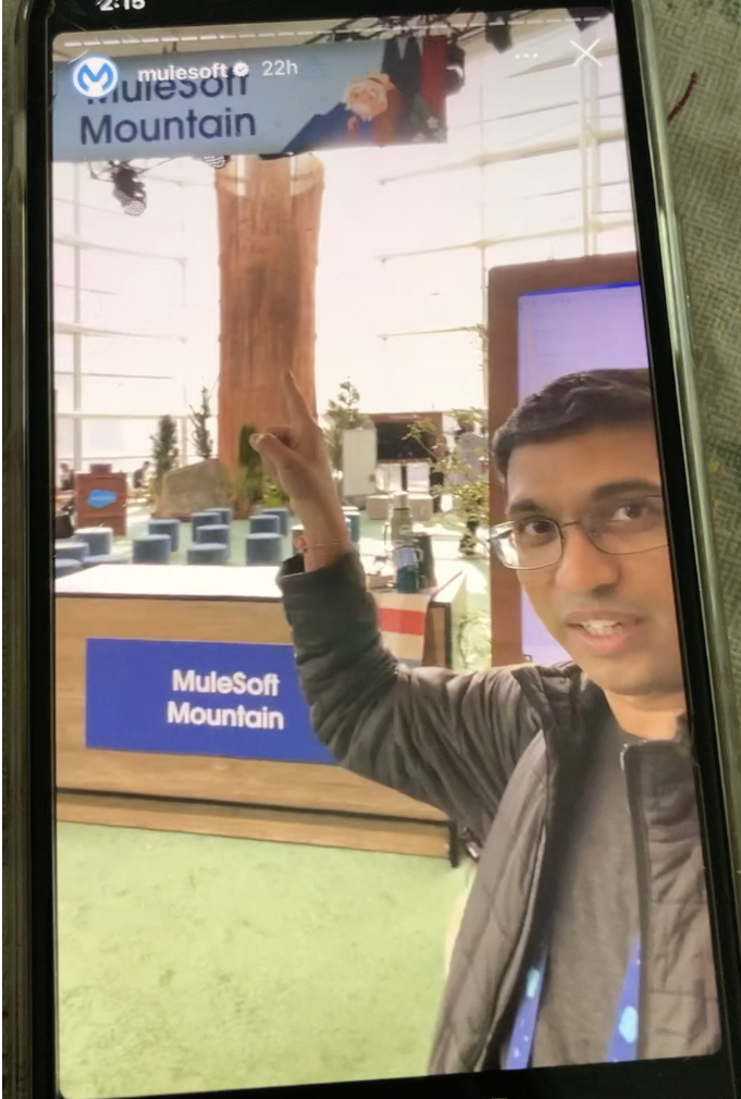 Manik pointing to Mulesoft sign
